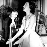 Franca Raimondi (1956) - Nel 1956 � la 24enne Franca Raimondi, originaria di Monopoli, a trionfare con �Aprite le finestre�. Un pezzo ottimista e spensierato che si inser� perfettamente nel contesto del boom economico italiano (foto di Caulfield)